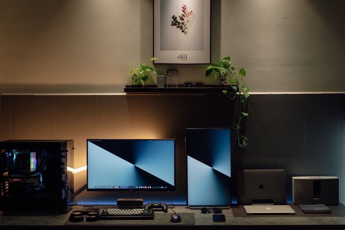 落ち着いたオフィスのデスクとノートPC