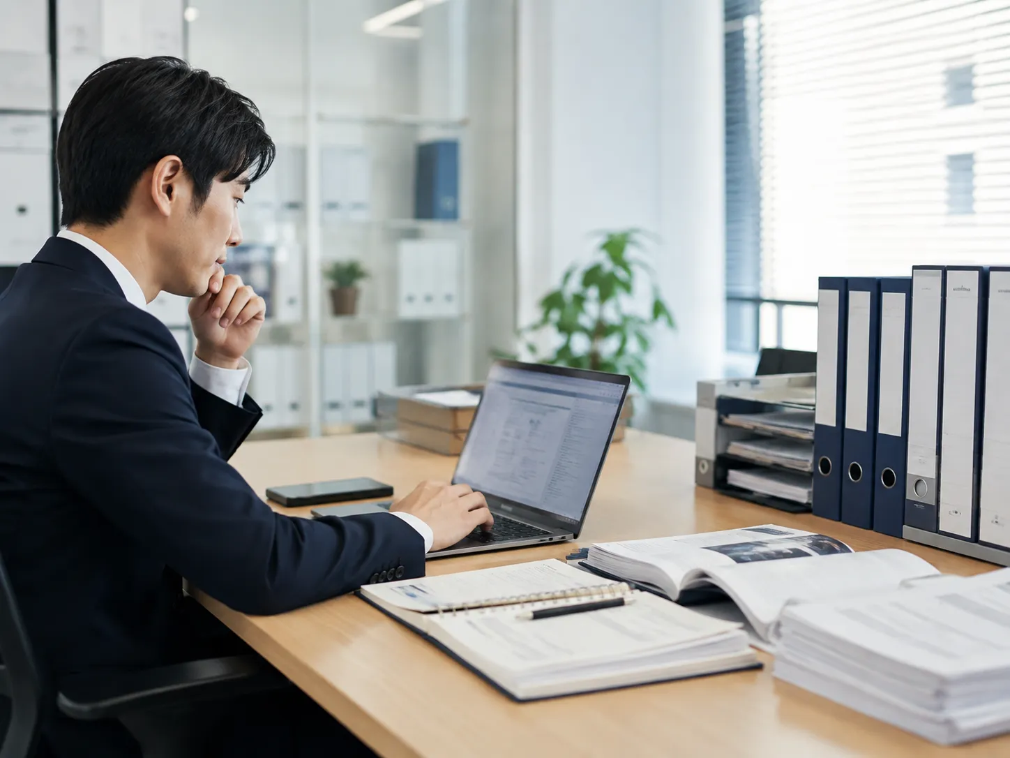 社内規則や業務マニュアルを確認するビジネスパーソン