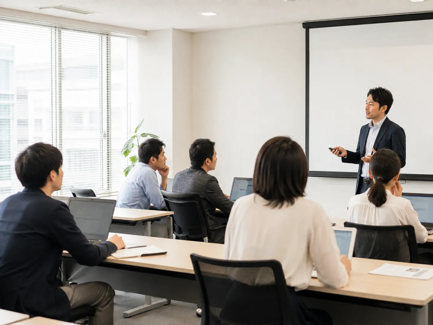 社員向けにAI活用の基礎を研修形式で伝える様子